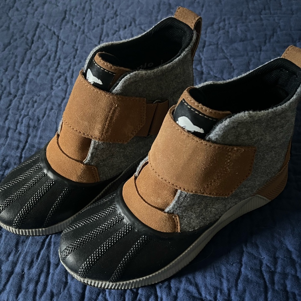 Sorrel waterproof shortie boot, Velcro straps
